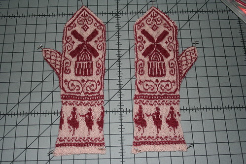 Moulin Rouge Mittens
