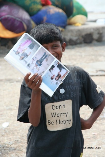 Niño de la calle en Mumbai