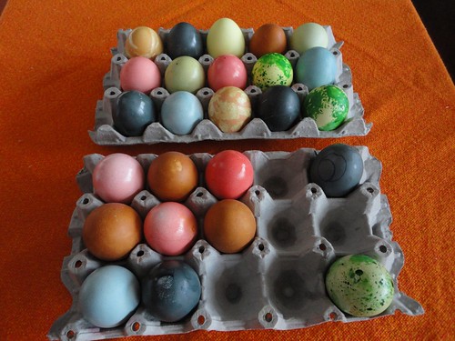 Huevos con tintes naturales y artificiales