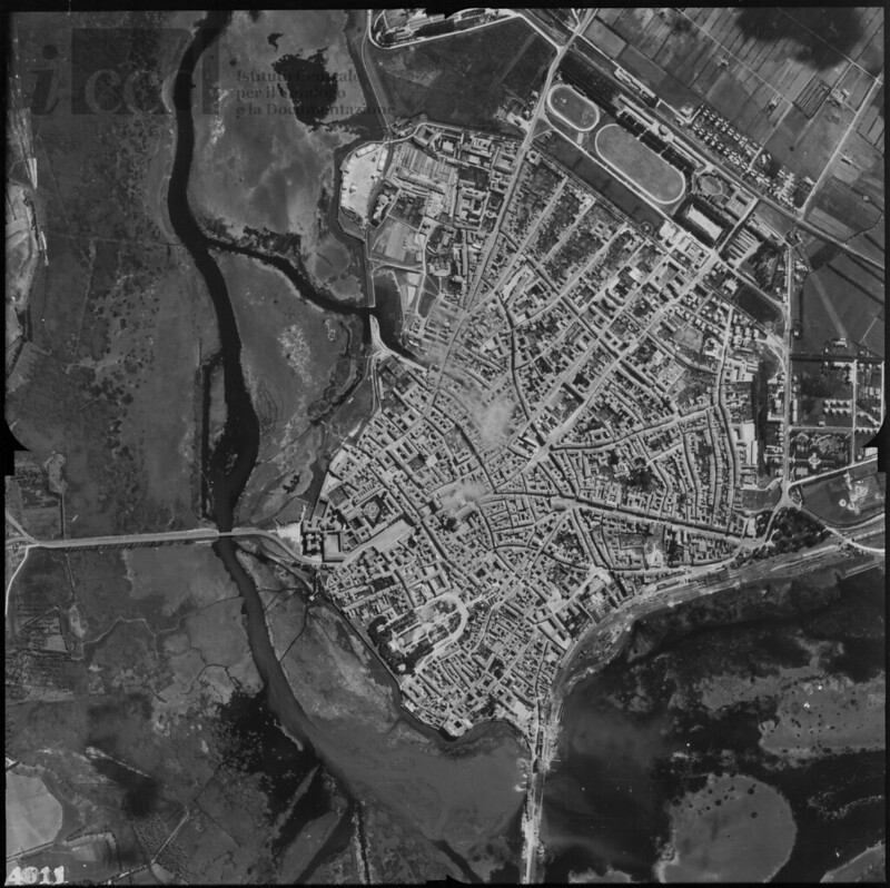 Mantova, World War II aerial view (Italy, 1944)<br/>© <a href="https://flickr.com/people/147727366@N05" target="_blank" rel="nofollow">147727366@N05</a> (<a href="https://flickr.com/photo.gne?id=30054249232" target="_blank" rel="nofollow">Flickr</a>)