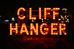 Anglų lietuvių žodynas. Žodis cliff-hanger reiškia uolos pakabukas lietuviškai.