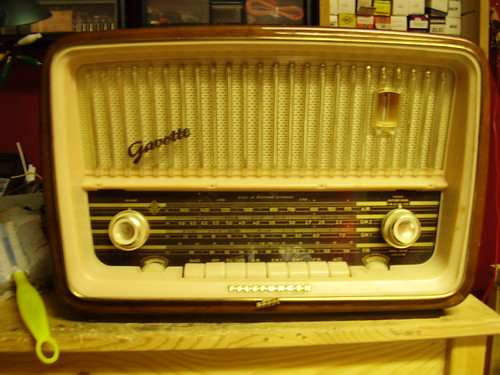 Turning an old tube radio into an amp - freestompboxes.org