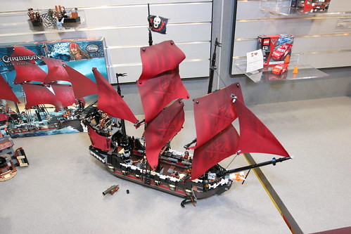 LEGO Toy Fair 2011 - Pirates of the Caribbean - 4195 Queen Anne's Revenge - 02