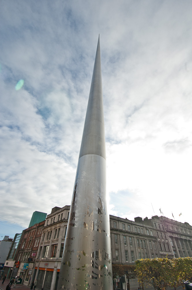 El obelisco de metal en Dublín