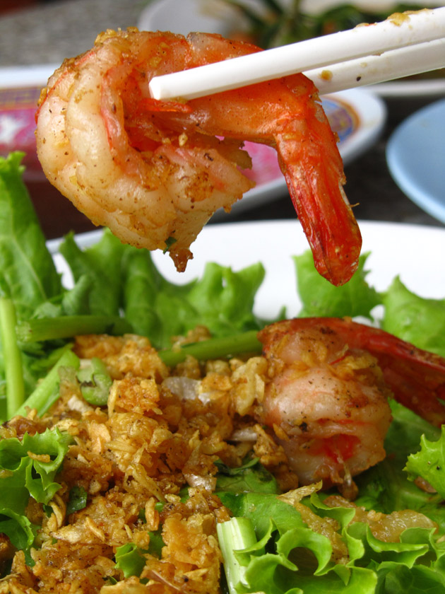 Fried shrimp with fried garlic (goong tod gratiam กุ้งทอดกระเทียม)