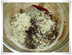 Agregando la harina, nuez y chocolate picado