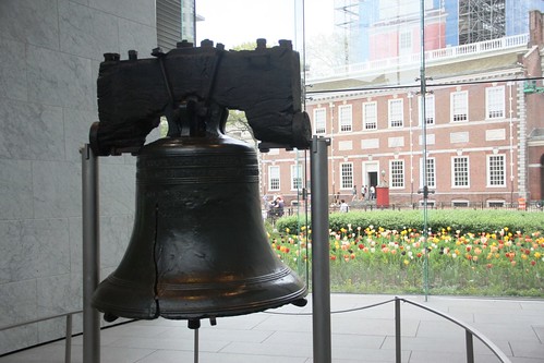 liberty bell with independence hall in back