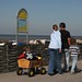 Familie mit Bollerwagen an der Strandpromenade in Cuxhaven Döse