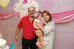 9596 La festejada, con sus abuelos maternos, Misael Gerardo Rodríguez y Sandra Martha Muñoz.