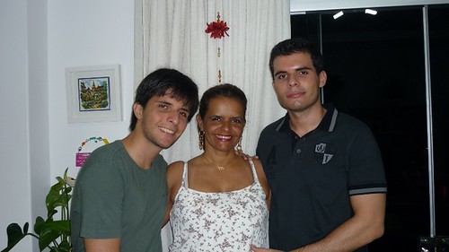 Ana Elvira de Mendonça Alho com os filhos Joao e Angelo Teixeira