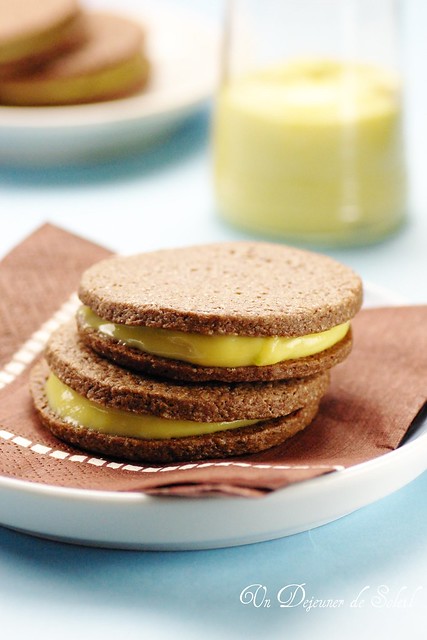 Chocolate sandwich cookies with mango cream