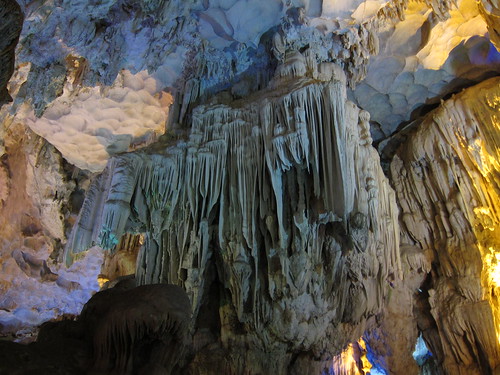 stalaktyty w jaskini na zatoce Halong