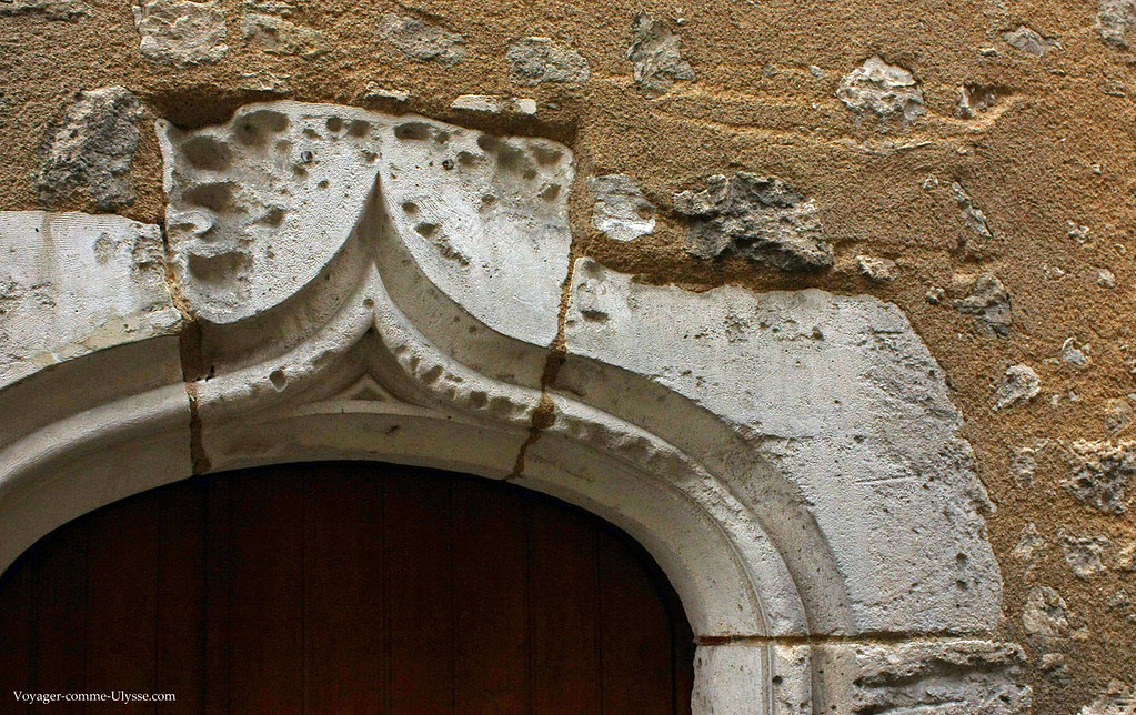 Détail de la décoration de pierre d'une porte