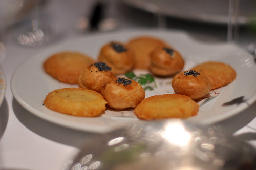 Restaurant Le Jardin des Sens: Parmesansmåkager og indbagt gedeost med birkes