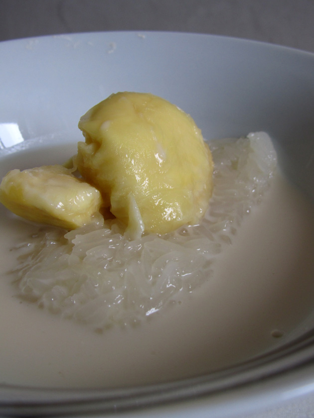 Sticky rice and durian (khao neow durian ข้าวหนียวทุเรียน)