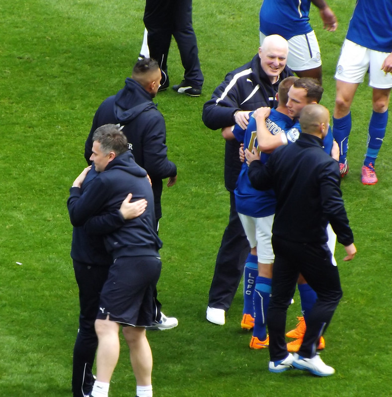 Leicester players celebrate<br/>© <a href="https://flickr.com/people/79613854@N05" target="_blank" rel="nofollow">79613854@N05</a> (<a href="https://flickr.com/photo.gne?id=17560170148" target="_blank" rel="nofollow">Flickr</a>)