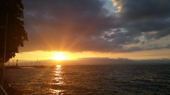 coucher de soleil sur le phare d'Evian
