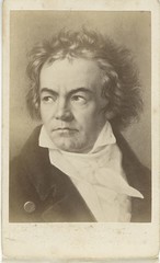 Anglų lietuvių žodynas. Žodis van beethoven reiškia Van Beethovenas lietuviškai.