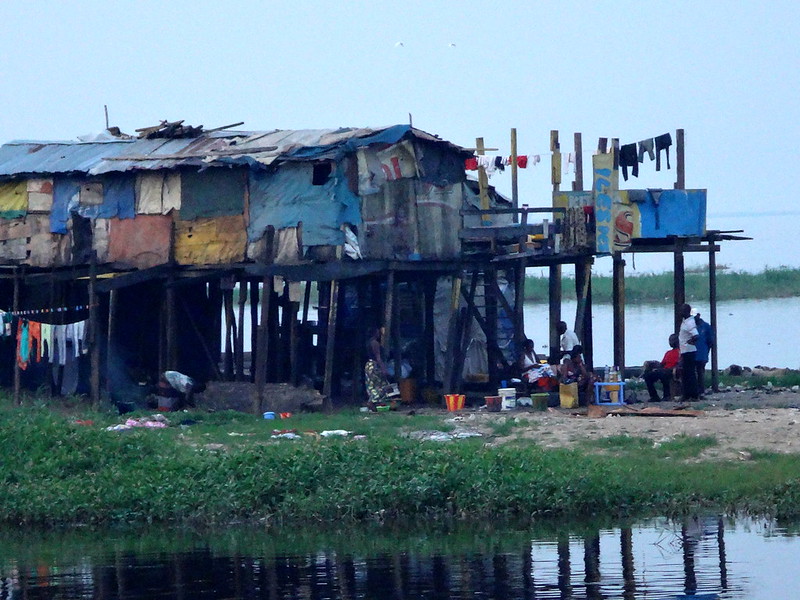 Viviendas junto al río... a veces llega una crecida....   Kinshasa. RD Congo<br/>© <a href="https://flickr.com/people/13745780@N05" target="_blank" rel="nofollow">13745780@N05</a> (<a href="https://flickr.com/photo.gne?id=30430865715" target="_blank" rel="nofollow">Flickr</a>)