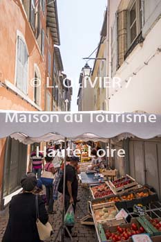 3517 - Le Puy-en-Velay_ La rue Grenouillit lors du marché