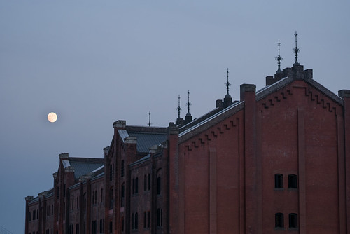red brick warehouse and the moon / ぼんやり夜景