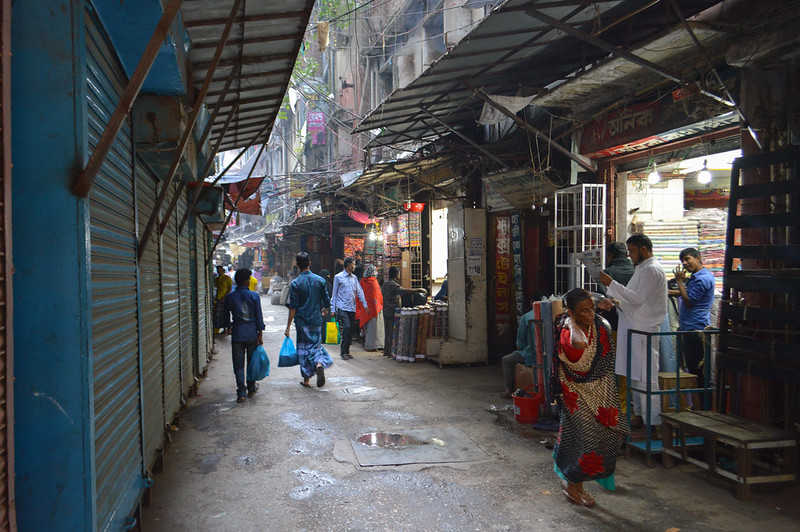 Alley in old Dhaka<br/>© <a href="https://flickr.com/people/10345599@N03" target="_blank" rel="nofollow">10345599@N03</a> (<a href="https://flickr.com/photo.gne?id=30582850573" target="_blank" rel="nofollow">Flickr</a>)