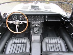 Jaguar E-Type 4.2 Series 1 OTS (1966).