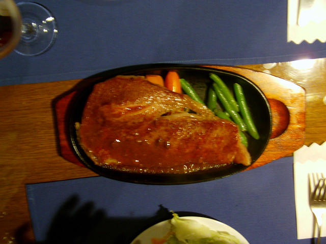 米沢牛の牛刺し・喜多方ラーメンバーガー・馬たん焼きなど米沢・喜多方のおいしいもの巡りの写真