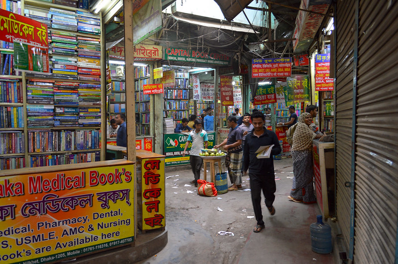 Inside the book market<br/>© <a href="https://flickr.com/people/10345599@N03" target="_blank" rel="nofollow">10345599@N03</a> (<a href="https://flickr.com/photo.gne?id=31354907896" target="_blank" rel="nofollow">Flickr</a>)