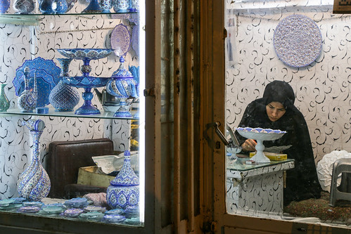 A woman painting persian enamel dish, Isfahan@CXt@nElXA~[i[EJ[[ɊGt鏗