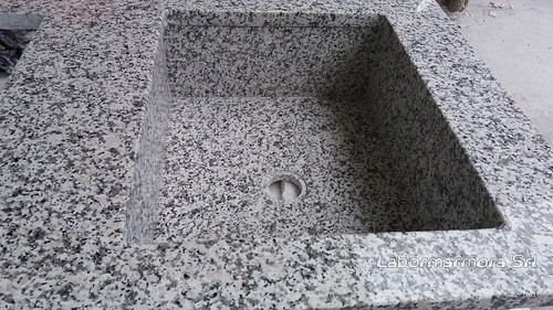 dettaglio vaschetta assemblata in grigio sardo