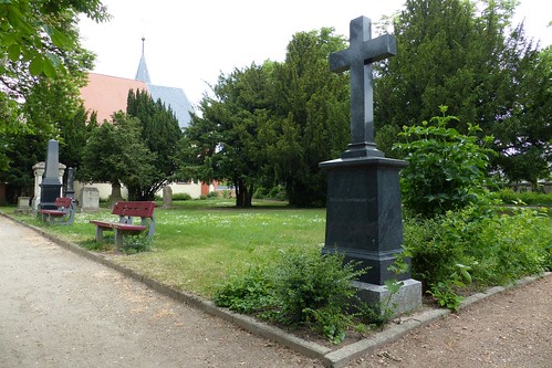 Park der evangelischen Kirche in Selzen