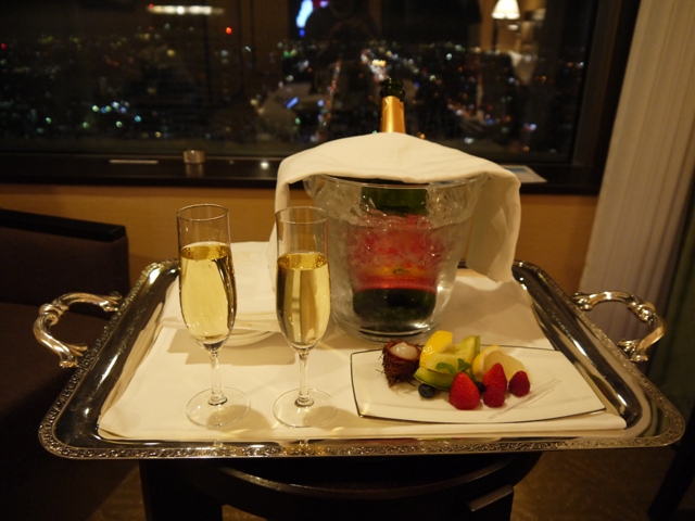 二日間ともに、シャンパンと、数種類の果物が部屋に届きました。｜ＪＲタワーホテル日航札幌