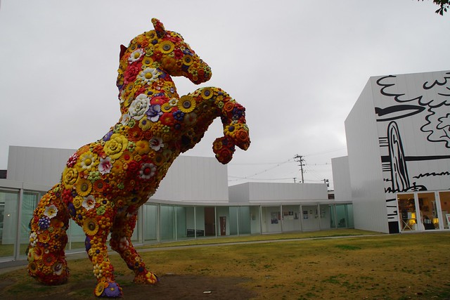十和田市現代美術館の5.5mもある巨大な馬「フラワー・ホース」｜十和田市現代美術館