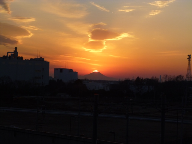 いまの時期、ちょうど富士山の上に夕日が落...