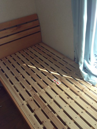 木製のシングルベッドがあります。しかし当...