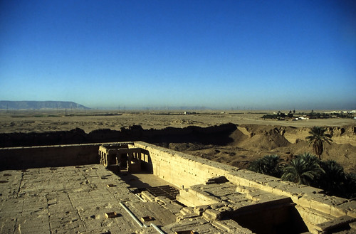 Ägypten 1999 (536) Tempel von Dendera • <a style="font-size:0.8em;" href="http://www.flickr.com/photos/69570948@N04/31309662982/" target="_blank">Auf Flickr ansehen</a>