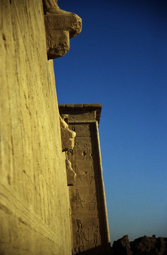 Ägypten 1999 (513) Tempel von Dendera • <a style="font-size:0.8em;" href="http://www.flickr.com/photos/69570948@N04/30428217963/" target="_blank">Auf Flickr ansehen</a>
