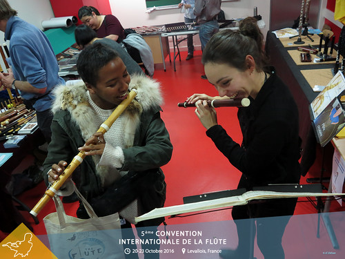Essai de flûte à l'exposition Flute Spirit