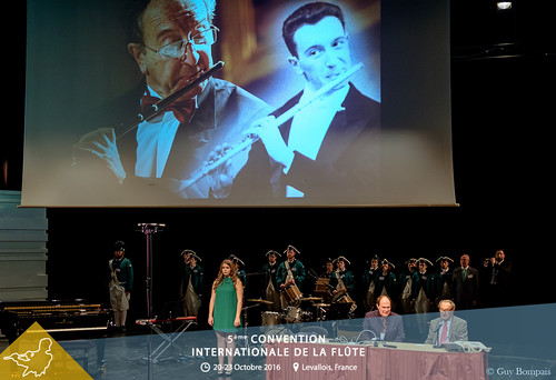 Accueil et ouverture de la 5ème Convention Internationale de la flûte en présence du Président d’honneur : Maxence LARRIEUAvec Wendell DOBBS et le “John Marshall Fife and Drum Corps »
