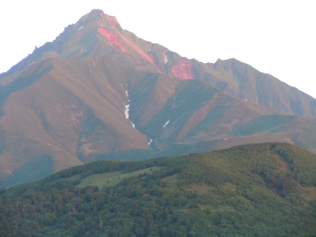 振り返ると山が真っ赤に色付いていました。｜夕日ヶ丘展望台
