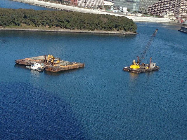 旧防波堤の手前に工事車両が浮いてますね。...