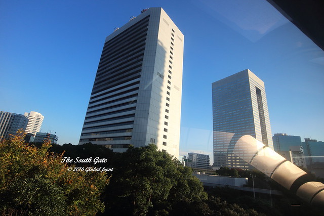 写真中央のビルが東京ガス本社ビル、右のビ...