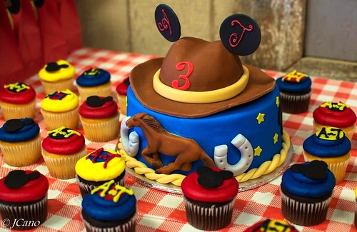 Mickey Mouse Cowboy Cake Cupcakes