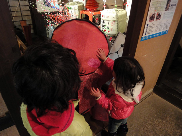 店内に巨大なさるぼぼがあり、ウチの子供達が群がっていました。｜（有）舩坂酒造店