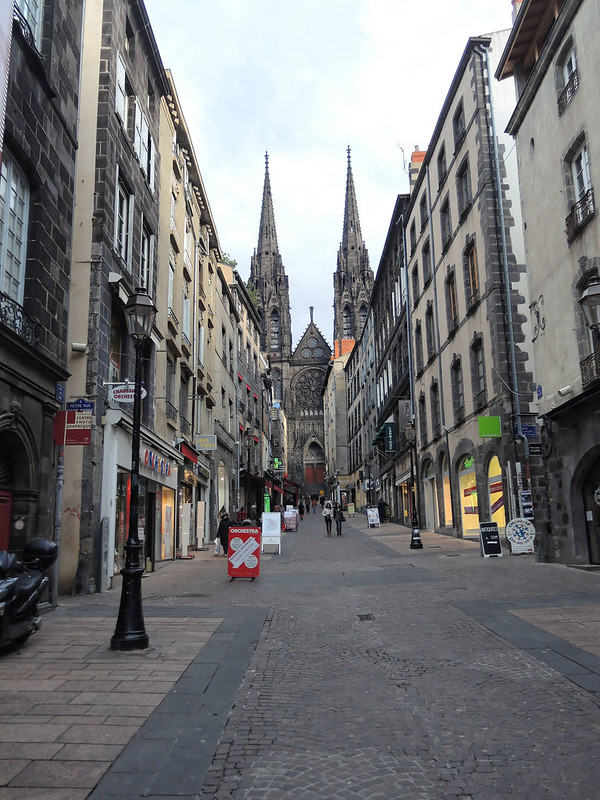Rue des Gras Clermont-Ferrand<br/>© <a href="https://flickr.com/people/114240187@N06" target="_blank" rel="nofollow">114240187@N06</a> (<a href="https://flickr.com/photo.gne?id=12309914844" target="_blank" rel="nofollow">Flickr</a>)