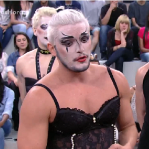 Na TV, Bruno Gissoni se apresenta de lingerie com grupo teatral