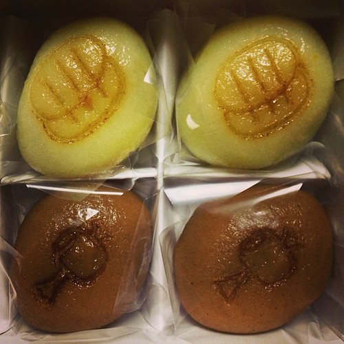  Tsuitachimochi for November. Glutinous Rice cakes filled with special akafuku (smooth red bean paste from Ise) made with brown sugar (the brown ones) and akafuku flavoured with yuzu (the yellow ones). They're made at Akafuku Honten ԕ{X I pre-ordered