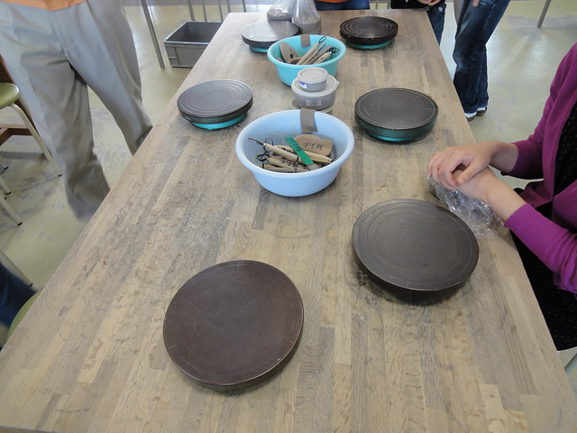 テーブルの上には、既に道具が準備されています。｜愛知県陶磁美術館
