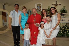 0311. David y Norma Rodríguez, padre Jesús García, Kathia Robinson de Muñiz y Paloma Barba con Mariano, Kordelia y Max Muñiz Robinson.